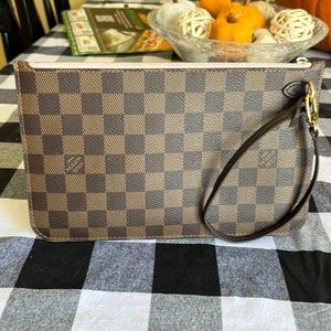 LV Damier Pochette with light pink lining and zipper